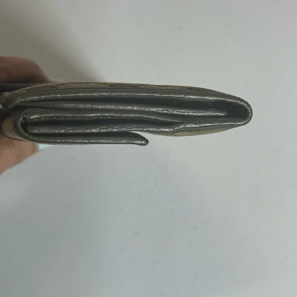 Gucci Beige Monogram Wallet - Picture 3 of 10